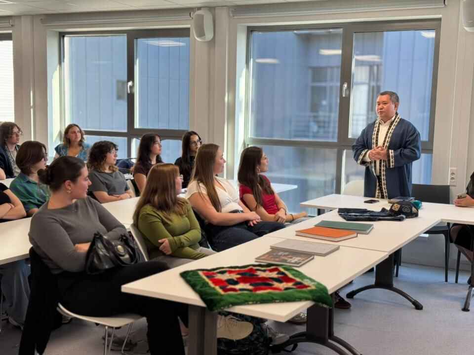 БЕЛЬГИЯЛЫҚ СТУДЕНТТЕР «КІТАП ОҚИТЫН ҰЛТ» ЖОБАСЫНА ҚЫЗЫҒУШЫЛЫҚ ТАНЫТТЫ
